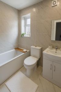 KingsthorpeにあるModern 5 persons Homeのトイレ、浴槽、洗面台を備えたバスルーム