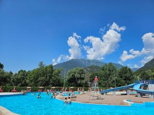 a group of people in a pool at a water park at 20 VENTI in Angolo Terme