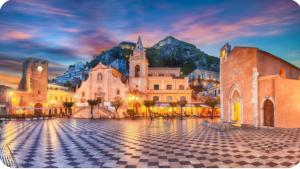 un gruppo di edifici con una montagna sullo sfondo di Southern Comfort Sicily Holidays a Letoianni