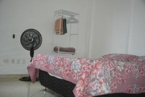 a room with a couch and a fan at Apartamento completo e bem localizado 302 in Vitória da Conquista