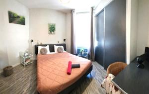 Charme de Blois à 2 min Château Local à vélos في بلوا: غرفة نوم بسرير عليها نعال وردية