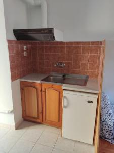 Kuchyň nebo kuchyňský kout v ubytování Michalis Chios Rooms