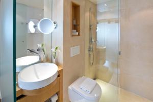 a bathroom with a sink, toilet and bathtub at Hotel Maximilian - Stadthaus Penz in Innsbruck
