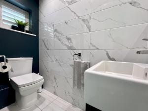 Ένα μπάνιο στο 4 Bed House with Breathtaking Views in Bromley +10 φωτογραφίες