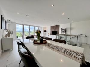 Η κουζίνα ή μικρή κουζίνα στο 4 Bed House with Breathtaking Views in Bromley