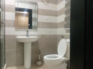 łazienka z toaletą i umywalką w obiekcie Modelo Hotel And Suites w mieście Port Harcourt