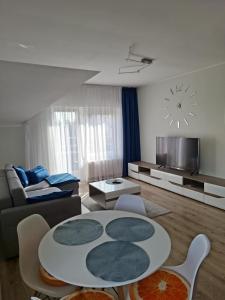 Televízia a/alebo spoločenská miestnosť v ubytovaní Apartament Słoneczny