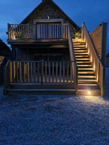 een trap die 's nachts naar een huis leidt bij Gîte du Bois l'Abbé in Saint-Martin-Boulogne +8 foto's
