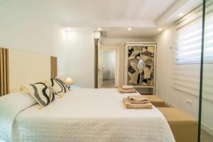 A bed or beds in a room at Villa Views Can Funtasa II