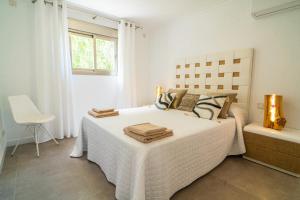 A bed or beds in a room at Villa Views Can Funtasa II