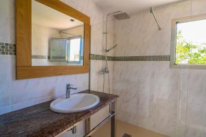 A bathroom at Villa Views Can Funtasa II