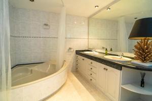 A bathroom at Villa Views Can Funtasa II