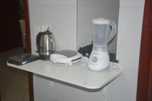 a kitchen counter with a blender and a blender at Dois quartos Cozinha completa Wi Fi Self check in com senha Central e perto de tudo a 4,4Km da Rodoviária e 15,4Km do Aeroporto Apartamento 101 in Vitória da Conquista
