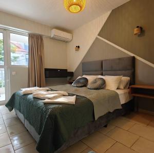 Postel nebo postele na pokoji v ubytování Nava Apartments