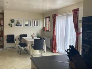 Χώρος καθιστικού στο Spacious London House with Parking