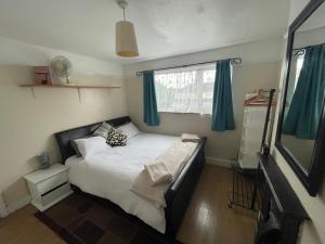 Ένα ή περισσότερα κρεβάτια σε δωμάτιο στο Spacious London House with Parking