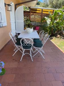 een tafel en stoelen op een terras bij Un Paradiso a Sorrento con piscina in Massa Lubrense