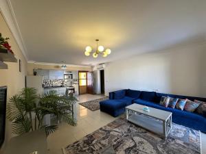 Ruang duduk di The Nubian Two-Bedroom Apartment