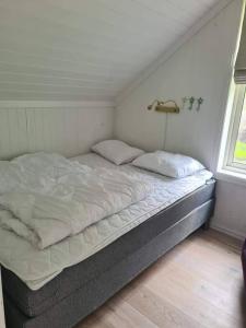 a large bed in a room with at Solheimhuset - feriehus nær Tjøme og VerdensEnde in Tokenes