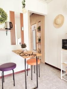 a table and two stools in a room at La casita de Nana in Esparza +36 photos