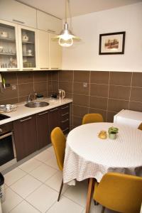 Kuchyň nebo kuchyňský kout v ubytování Apartman U2