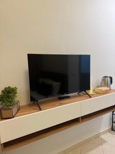 a flat screen tv sitting on top of a white entertainment center at Vila18 Vlore in Vlorë