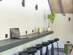 TV a/nebo společenská místnost v ubytování Hôtel L'Echappée Vosgienne - SPA et Sport à 300m du lac + 11 fotografií