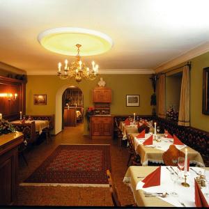 A restaurant or other place to eat at Gasthof zur Post