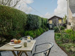 ファルマスにあるEnchanted Rose Garden Houseの木製テーブル(果物一皿付)