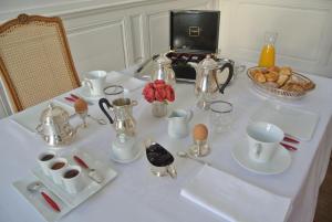 uma mesa branca com ovos e outros itens nela em Maison Colladon em Bourges