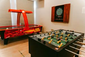 Stardust Big Bend Luxury A-Frame #6 with a great view的游戏室