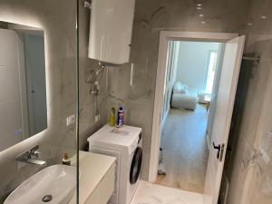 Koupelna v ubytování Brand New Sea View Free Parking - Blue Breeze Apartment + 47 fotografií