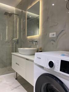 Koupelna v ubytování Brand New Sea View Free Parking - Blue Breeze Apartment