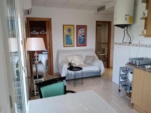 Ein Sitzbereich in der Unterkunft Ada Neptuno Apartamento, Aire acondicionado, WiFi, Piscinas, Parking