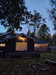 una casa negra con una ventana y un garaje en Casas La Violeta, en Villa La Angostura 14 fotos más