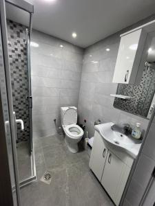 Bilik mandi di MarBel Apartments