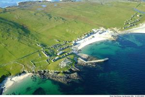 - une vue aérienne sur une île dans l'océan dans l'établissement Bru Chlann Lir, à Belmullet