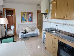 Küche/Küchenzeile in der Unterkunft Ada Neptuno Apartamento, Aire acondicionado, WiFi, Piscinas, Parking