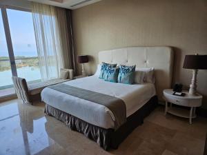 Ένα ή περισσότερα κρεβάτια σε δωμάτιο στο Grand Luxxe 3BR Spa or 2BR Loft, Nuevo Vallarta