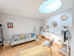 a living room with a couch and a tv at Margate Hideaway House in Margate