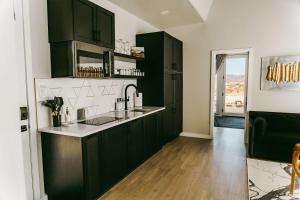 Cucina o angolo cottura di Stardust Big Bend Luxury A-Frame#10 with a fab view