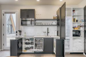 Cucina o angolo cottura di Stardust Big Bend Luxury A-Frame#10 with a fab view
