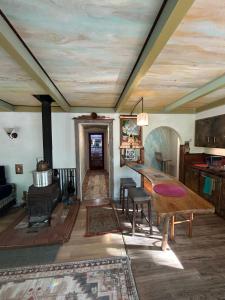 ein Wohnzimmer mit einem Holztisch und einem Ofen in der Unterkunft Chillshack in Abbeyville