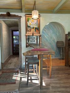 ein Esszimmer mit einem Tisch und einem Gemälde an der Wand in der Unterkunft Chillshack in Abbeyville