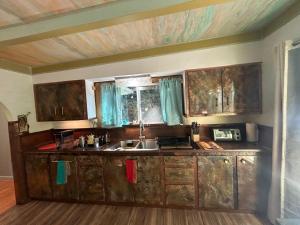 eine Küche mit Holzschränken und einer Spüle in der Unterkunft Chillshack in Abbeyville + 13 Fotos