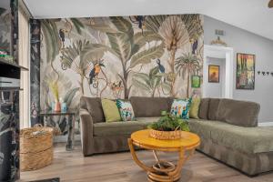 ein Wohnzimmer mit Sofa und Tisch in der Unterkunft Safari Adventure: Arcade, Golf, Playground, Cars & More! in Garden Grove + 59 Fotos