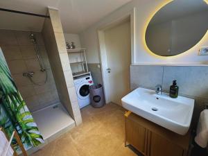 Ένα μπάνιο στο Frankenherz-Apartments - Premium Wohnung mit Terrasse, nahe Playmobil-Funpark & zur Messe, Self-Check-In +34 φωτογραφίες