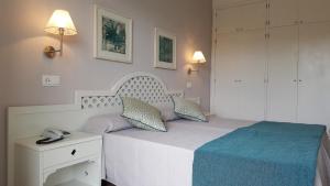 Кровать или кровати в номере Hotel Pinos Playa