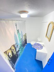 シェフシャウエンにあるMorocco PALACEの壁に絵が飾られた青い床のバスルーム