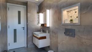 Un baño con un lavabo blanco y un espejo. en R&S Marina Bay Tanger Marsa, en Tánger 28 fotos más